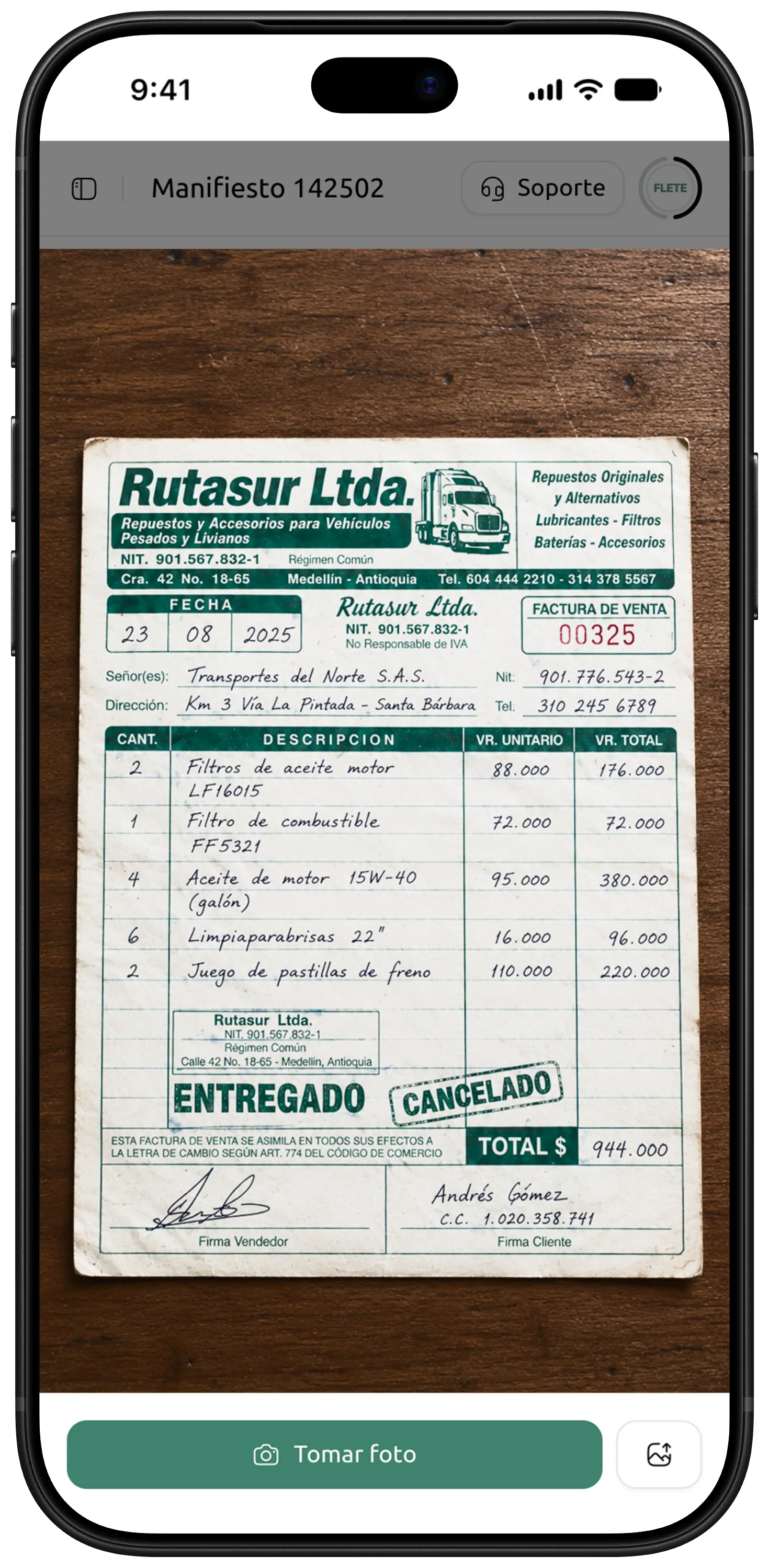 Flete en un celular tomándole la foto a un comprobante para que la inteligencia artificial cree el gasto